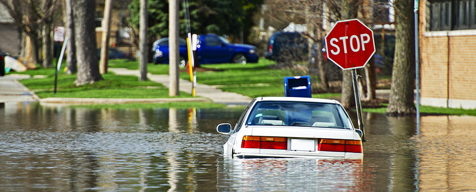 Vehículo en una calle inundada