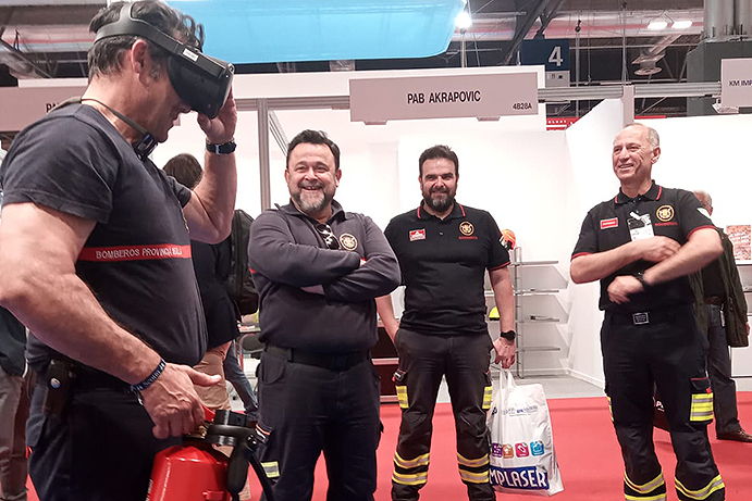 bomberos probando vr extinción de incendios