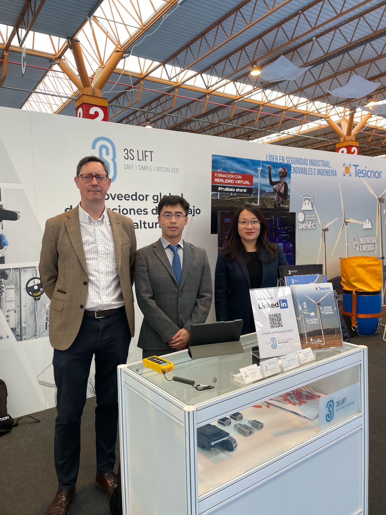 Fotografía de un edificio que muestra los servicios de Tesicnor y 3S Lift Lideres en Seguridad Industrial, incluyendo sistemas de elevación, alertas tempranas y soluciones de ingeniería.