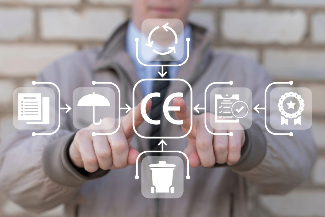 Profesional señalando el icono de marcado CE con elementos de seguridad industrial.