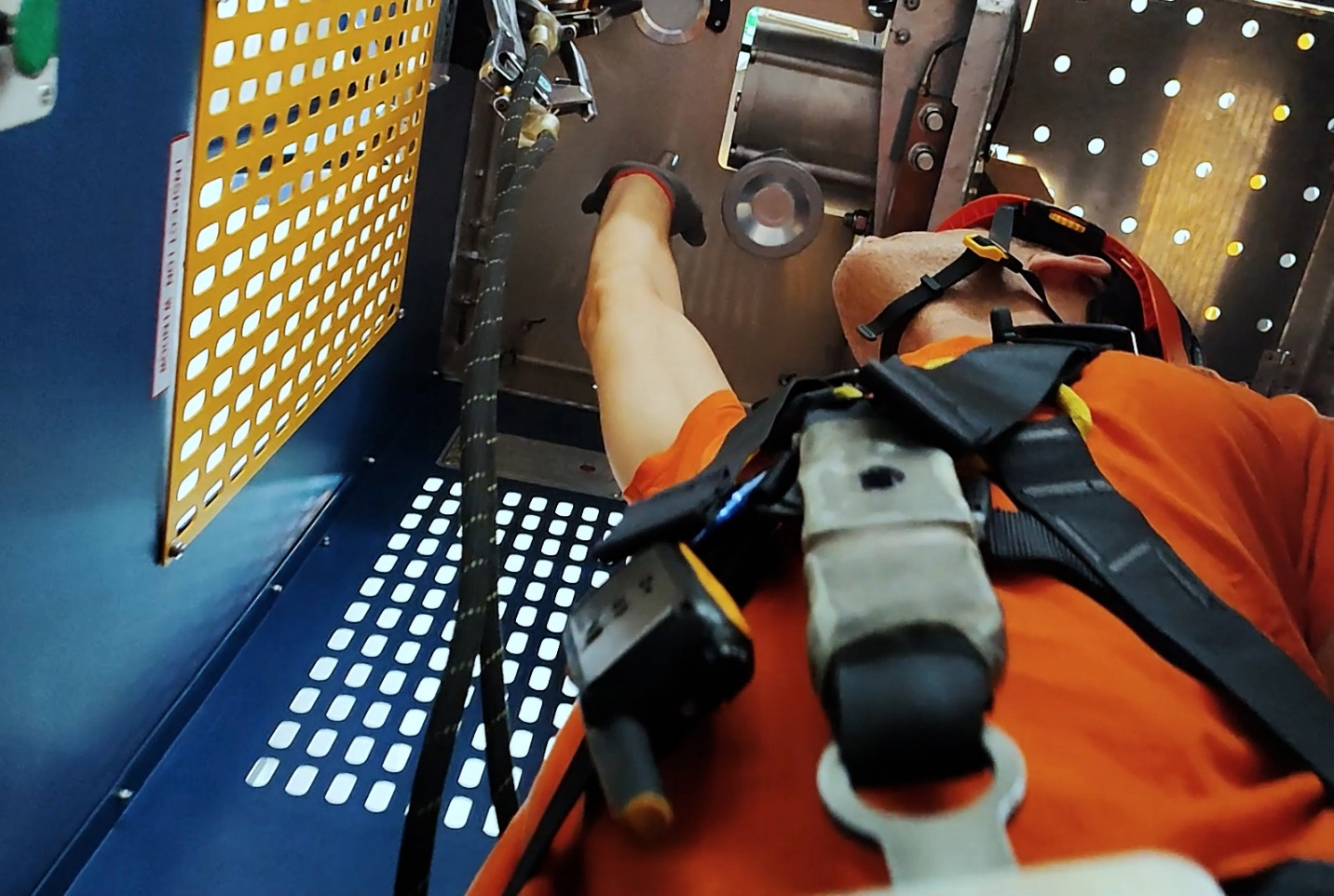 Técnico realizando prácticas de evacuación en elevador Windmaster RS de 3S Lift durante formación especializada en Tesicnor.