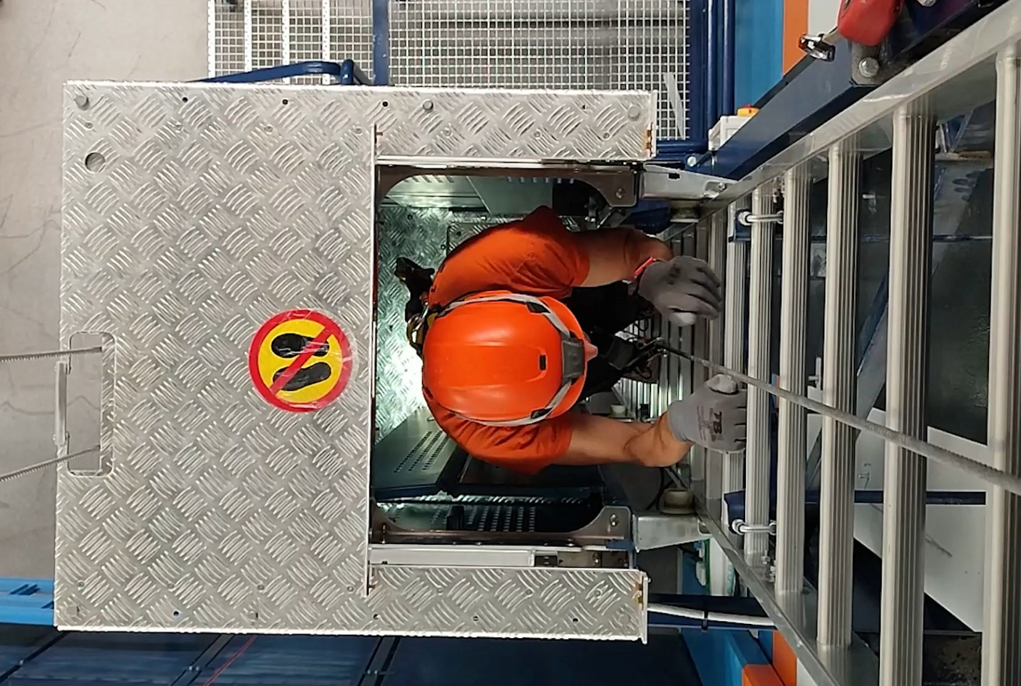 Formación técnica sobre evacuación segura con elevador QLM de 3S Lift con uso de línea de vida y cabina.