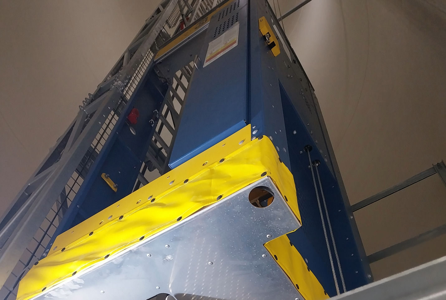Elevador Windmaster L225 de 3S Lift visto desde la base durante formación de evacuación en entorno técnico.