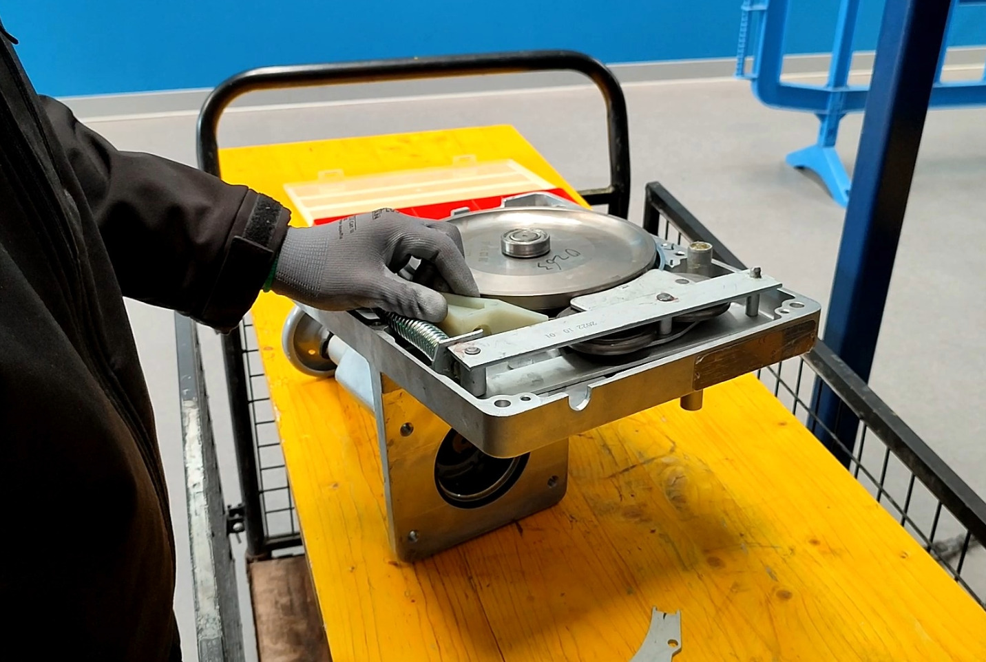 Técnico realizando mantenimiento preventivo en elevador QLM 3S Lift