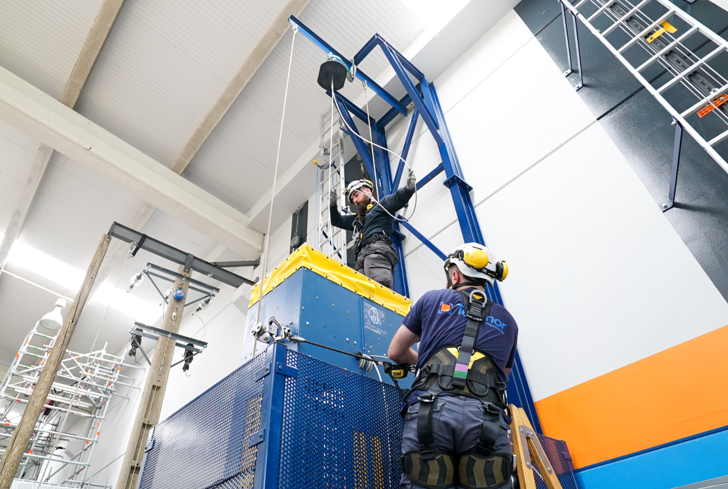 Técnicos realizando la instalación del elevador Windmaster RS de 3S Lift durante una formación práctica en un centro especializado.
