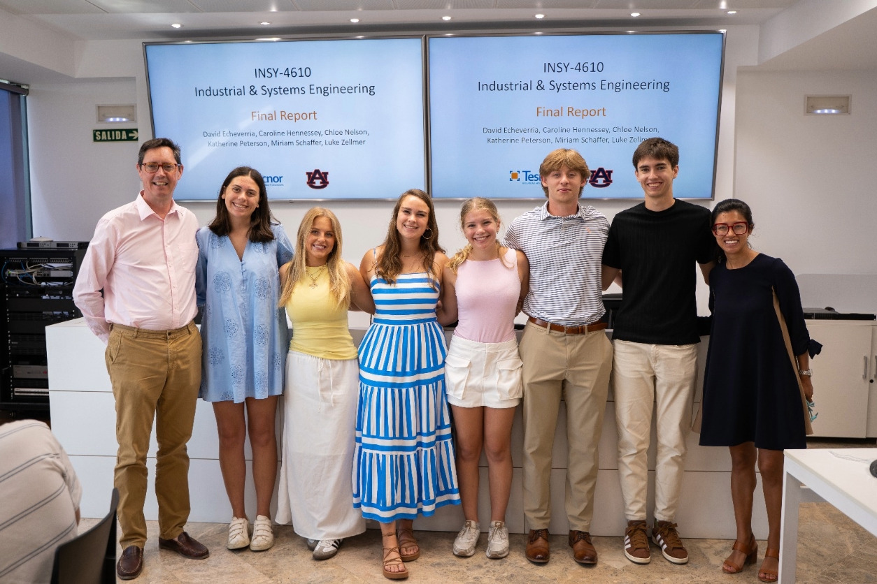 Grupo de estudiantes de Auburn University junto a representantes de Tesicnor tras la presentación de su proyecto final de formacion en rcp de Ingeniería Industrial y de Sistemas.