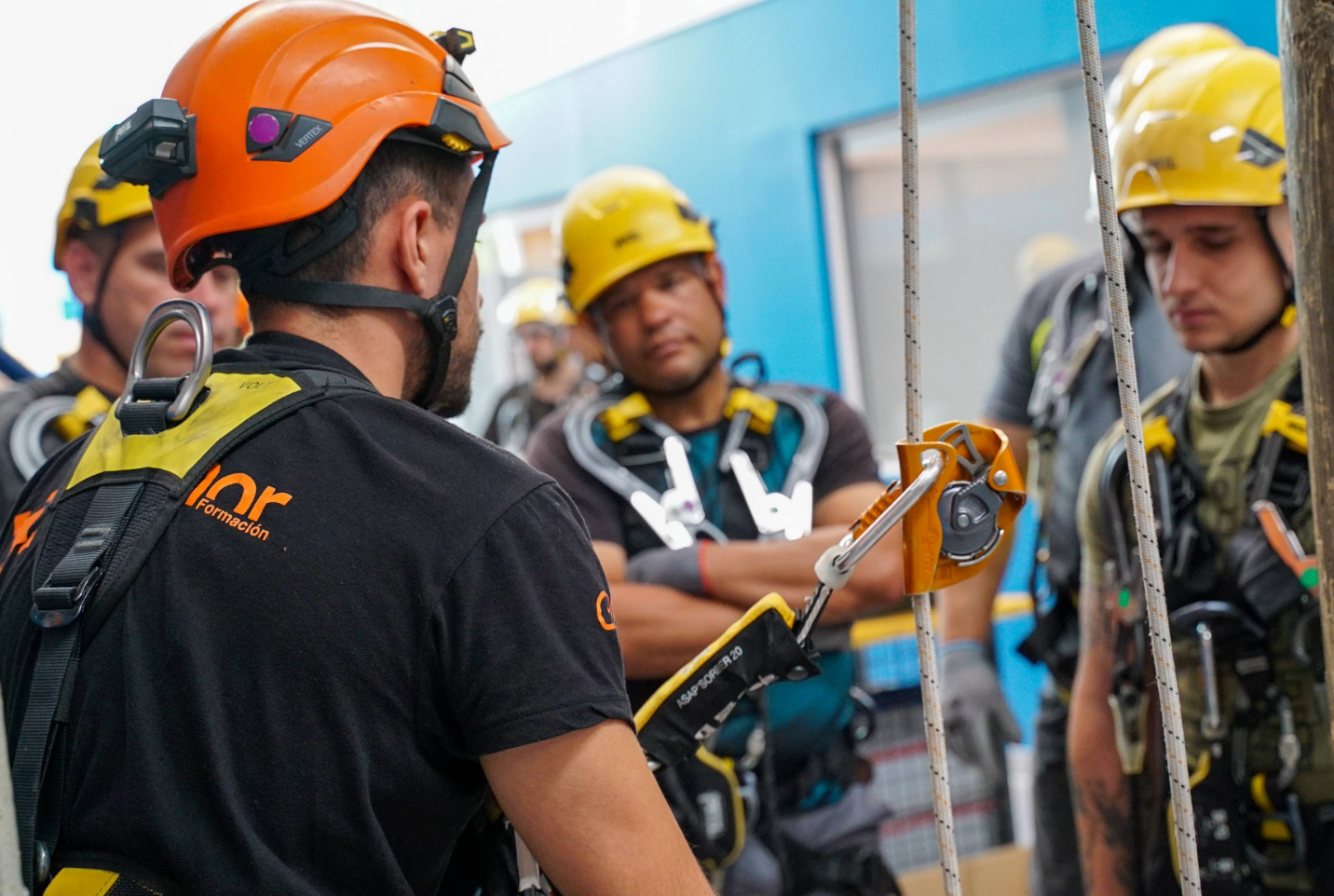 Formación TELCO en trabajos en altura básico, práctica con dispositivos anticaídas.