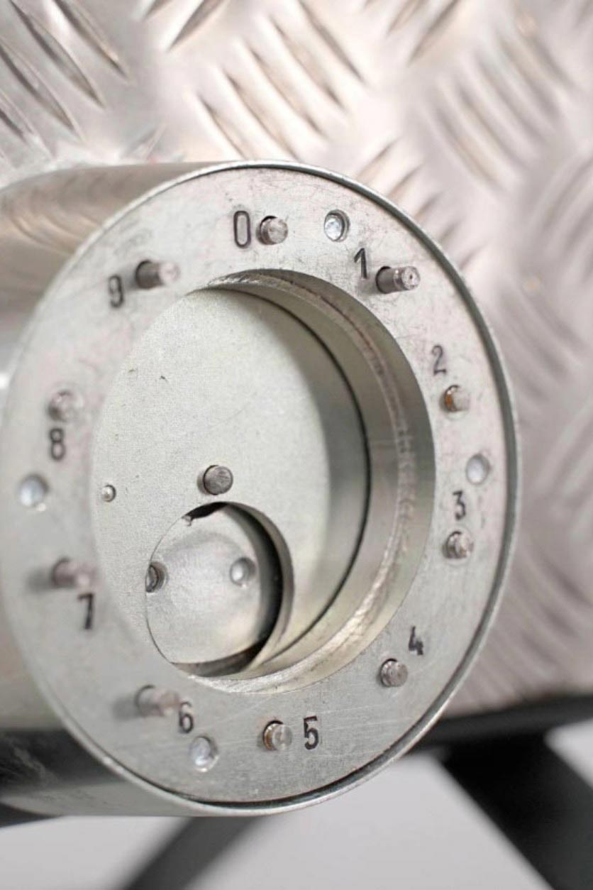 Cerradura de combinación metálica diseñada para sistemas de seguridad industrial y control de acceso.