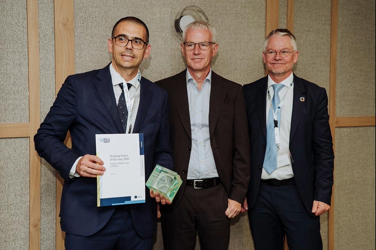 Juan López, director de Formación de Tesicnor, junto a John Barrie, VP de Formación y Desarrollo de Vestas Wind Systems, y Jakob Lau Holst, CEO de la Global Wind Organisation, durante la entrega del premio “Training Team of the Year 2025”.