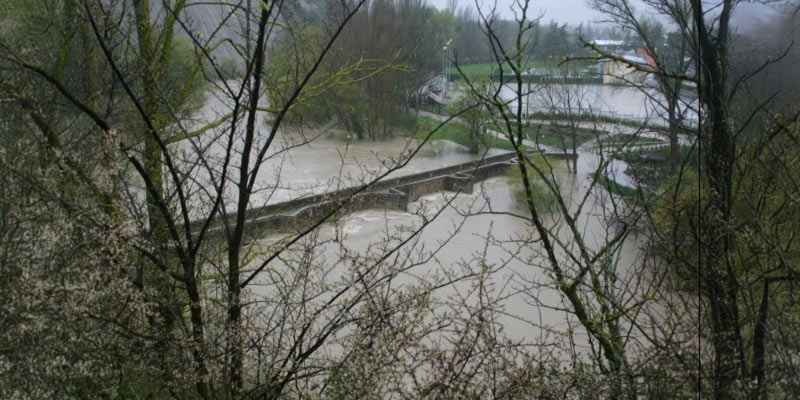 Vista del río Arga desbordado a su paso por Burlada, en la cuenca de Pamplona, durante las inundaciones de 2018.
