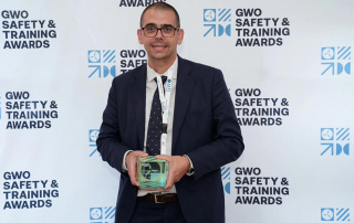 Juan López, director de Formación de Tesicnor, posa con el trofeo del premio “Training Team of the Year EMEA” durante los GWO Safety & Training Awards 2025.