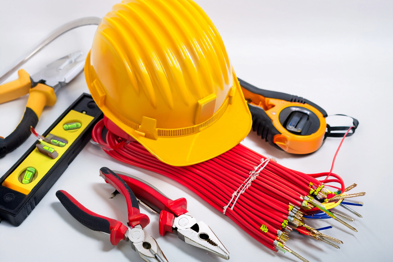 Equipos de protección eléctrica y herramientas de trabajo seguro en alta tensión