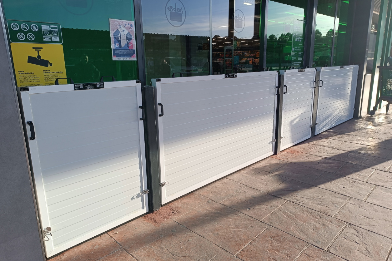 Barreras de protección contra inundaciones instaladas en la entrada de un edificio.
