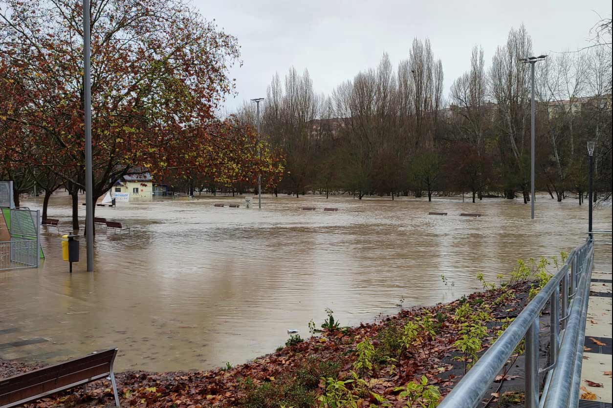 Vista del parque de San Jorge en Pamplona inundado por la crecida del río Arga durante las inundaciones de 2021.