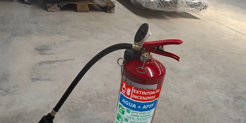 Extintor de incendios tipo agua + AFFF en entorno industrial