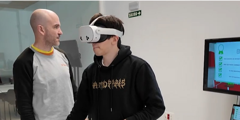 Instructor supervisando formación en realidad virtual sobre seguridad contra incendios