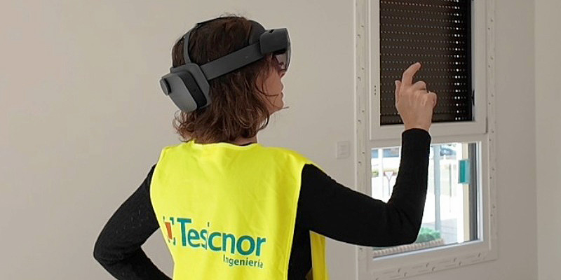 Profesional de Tesicnor visualizando modelo BIM con gafas de realidad mixta en obra real.