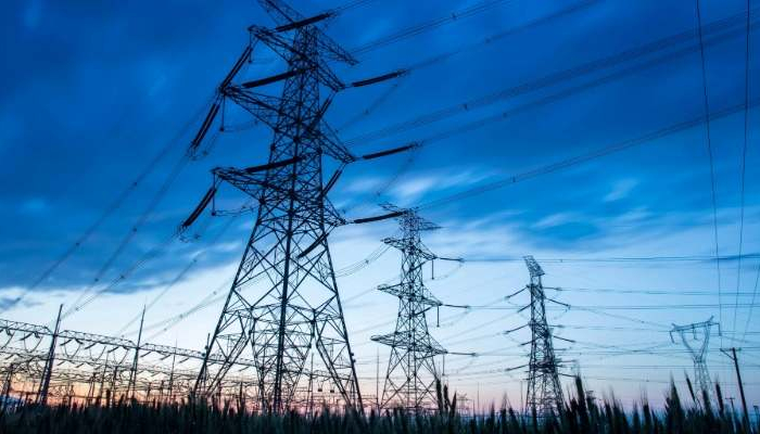 Torres de alta tensión y líneas eléctricas en red de transporte, relacionadas con formación homologada aelēc en riesgo eléctrico.