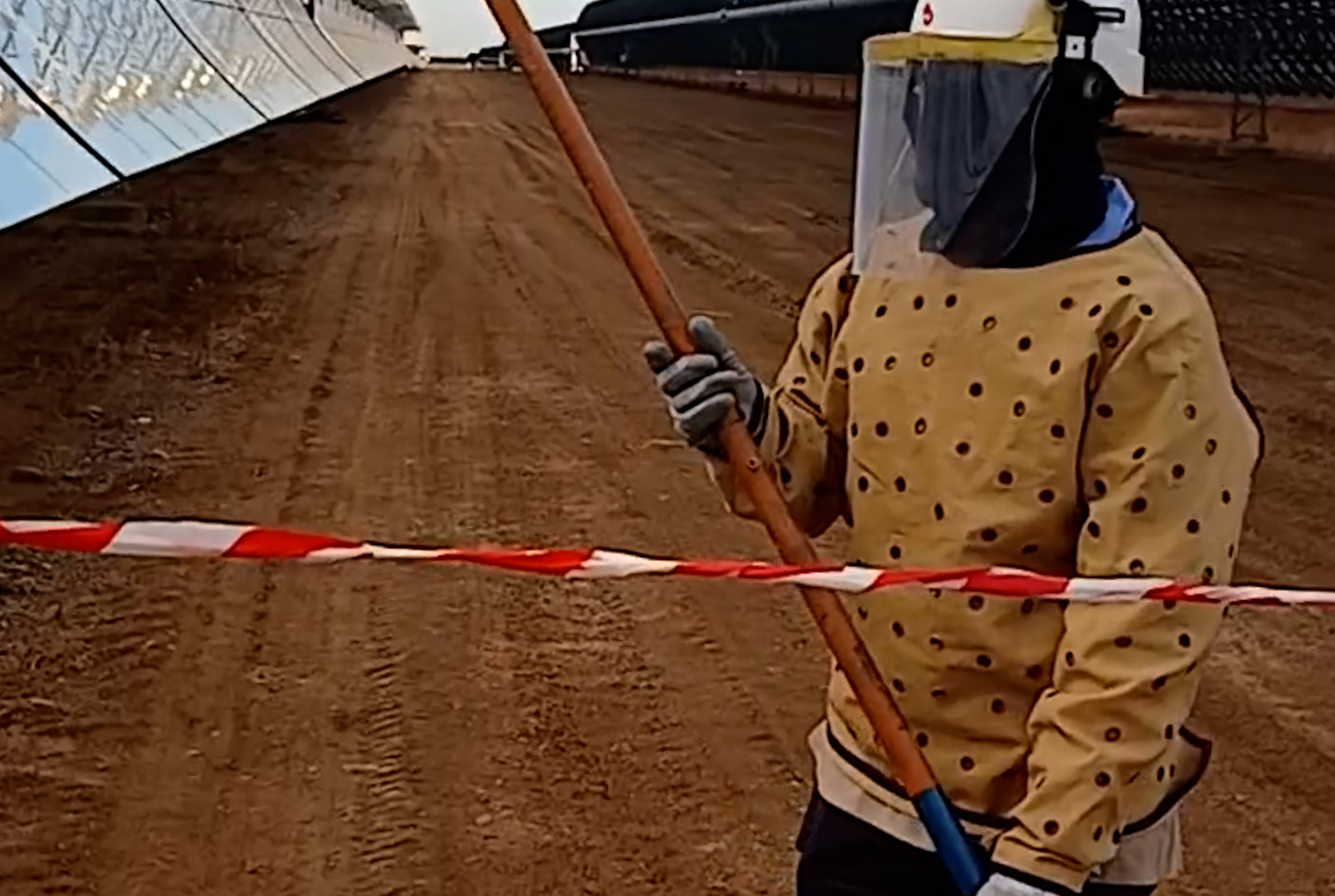 Trabajadores con EPI en planta fotovoltaica durante formación de seguridad: prevención de incendios, manipulación de cargas y trabajo en altura