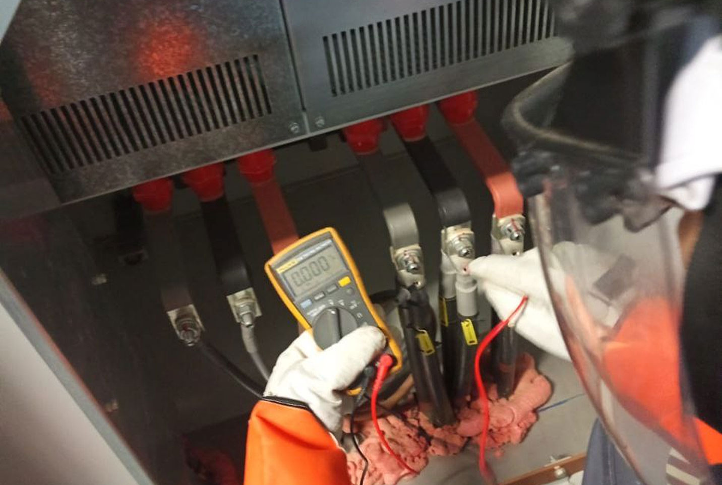 Técnico midiendo en celda durante formación GWO High Voltage Operation.