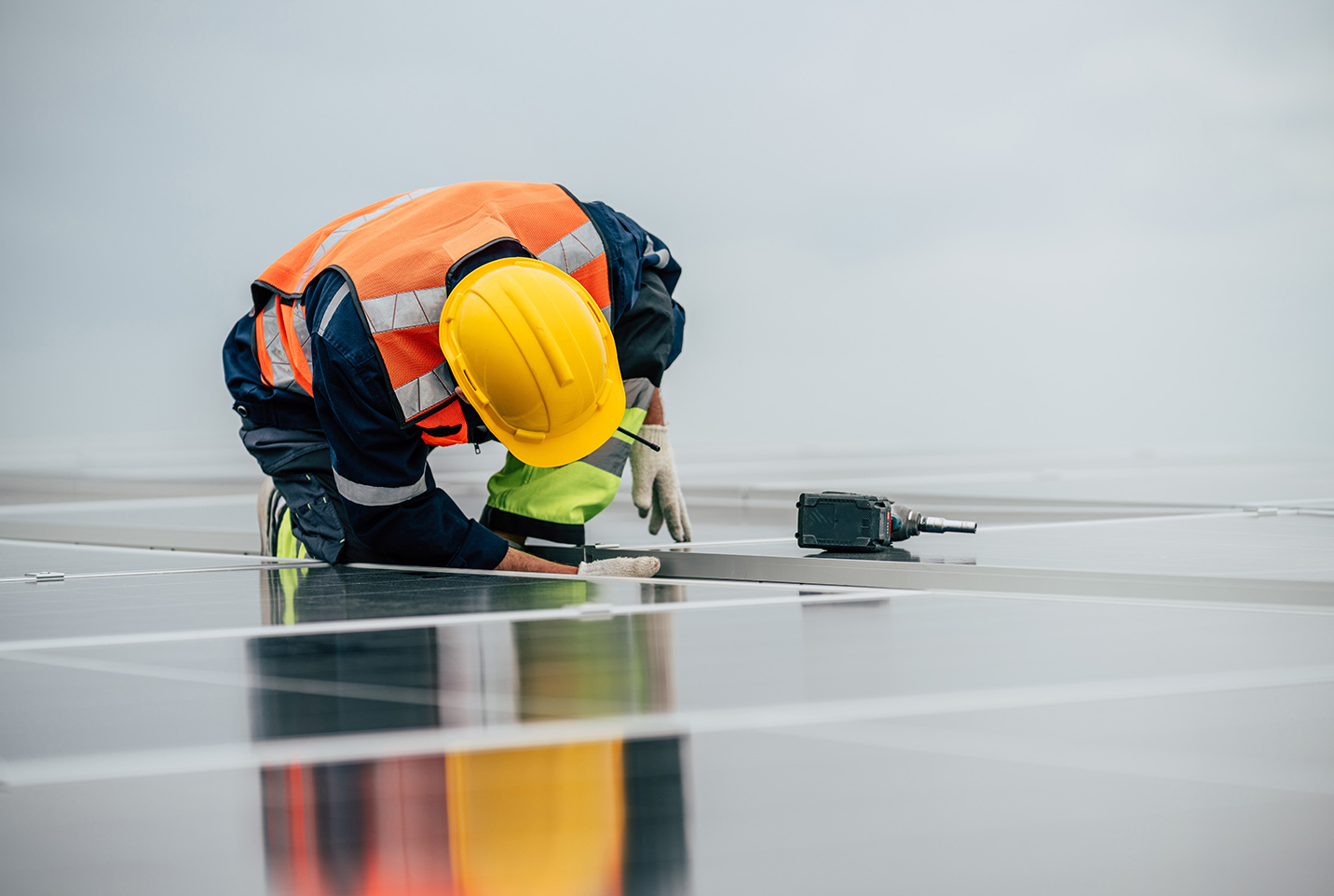 Personal trabajando en entorno de energía solar.